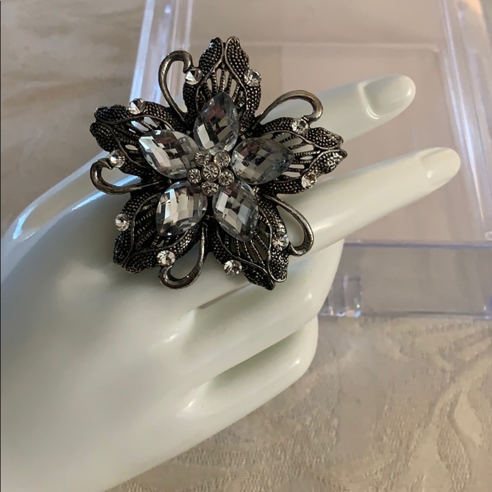 NEW- Beautiful Flower Stone Ring - Picture 2 of 4